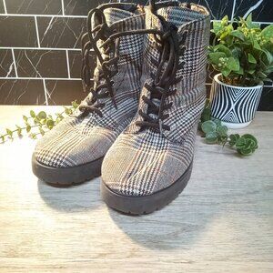 Plaid Combat Style Boots – Size 6.5